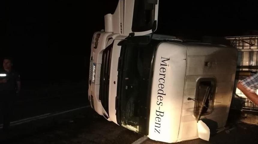 Hayrabolu&rsquo;da Devrilen Tırın S&uuml;r&uuml;c&uuml;s&uuml; Yaralandı