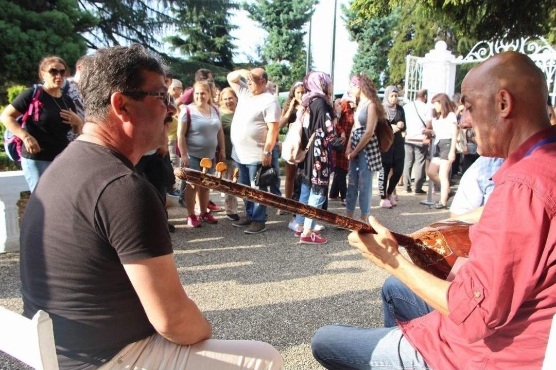 Turistlere Sazlı S&ouml;zl&uuml; Karşılama