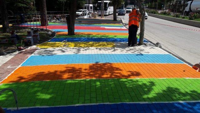 Milli Egemenlik Parkı Gökkuşağı Renklerine Bezeniyor