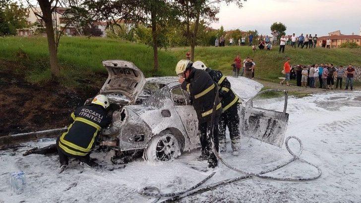 Seyir Halindeki Otomobil Alev Alev Yanarak Küle Döndü G3