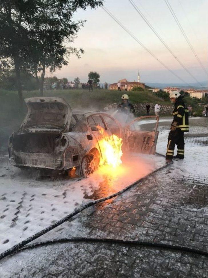 Seyir Halindeki Otomobil Alev Alev Yanarak Küle Döndü G5