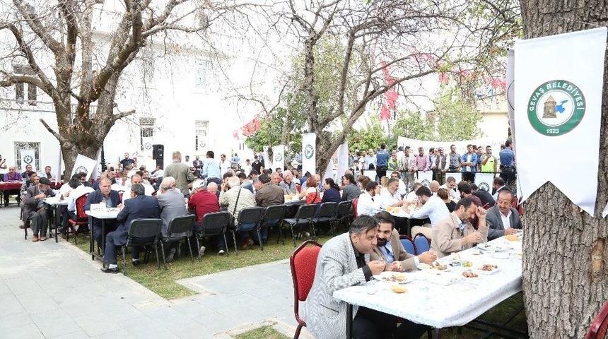 Gevaş Belediyesinden 2 Bin Kişilik &lsquo;kardeşlik Sofrası&rsquo;