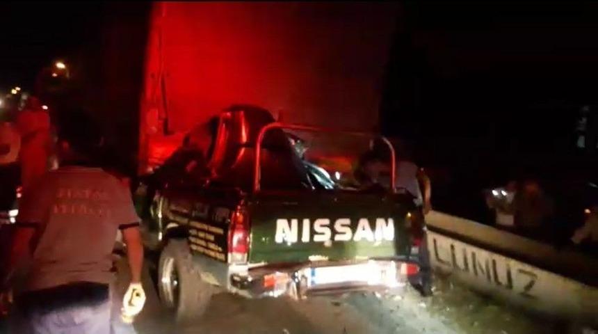 Park Halindeki Tıra &Ccedil;arpan S&uuml;r&uuml;c&uuml; Hayatını Kaybetti