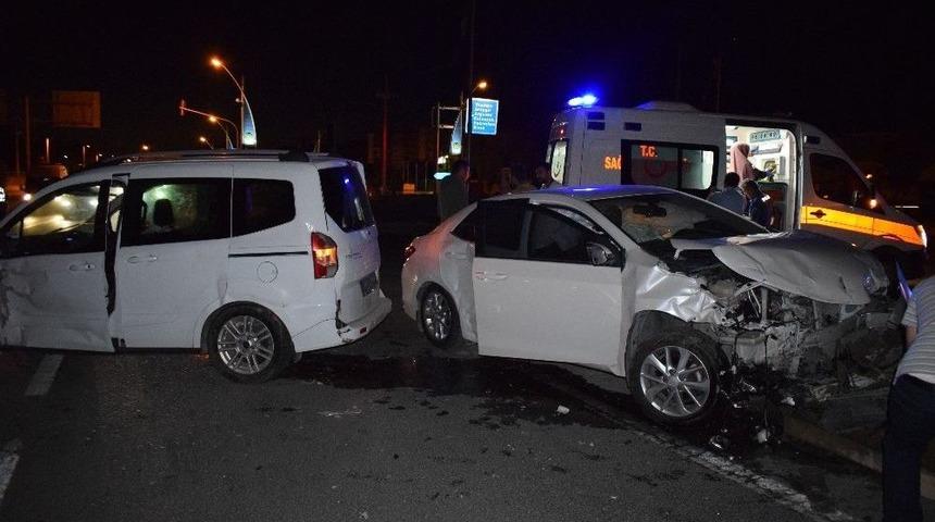 İki Otomobil &Ccedil;arpıştı: 4 Yaralı