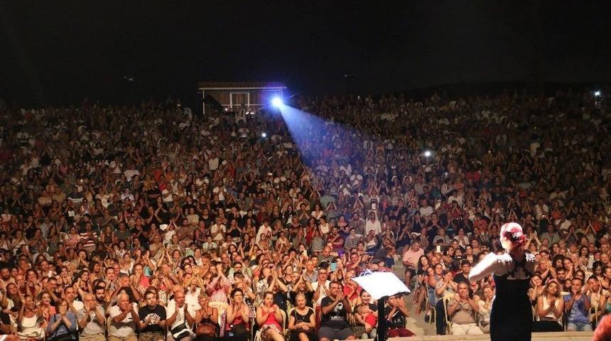 Candan Er&ccedil;etin Kuşadası&rsquo;nı Salladı, &Ccedil;ıplak Ayakla Raks Etti