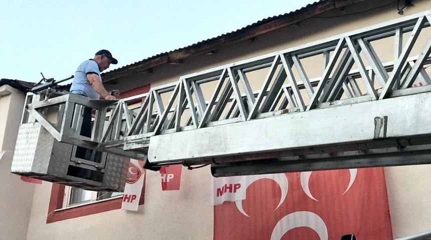 Telde Asılı Kalan Karga Kurtarıldı