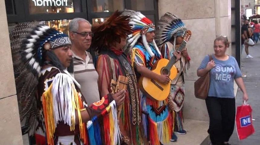 İstiklal Caddesi&rsquo;nde Kızılderililere Yoğun İlgi