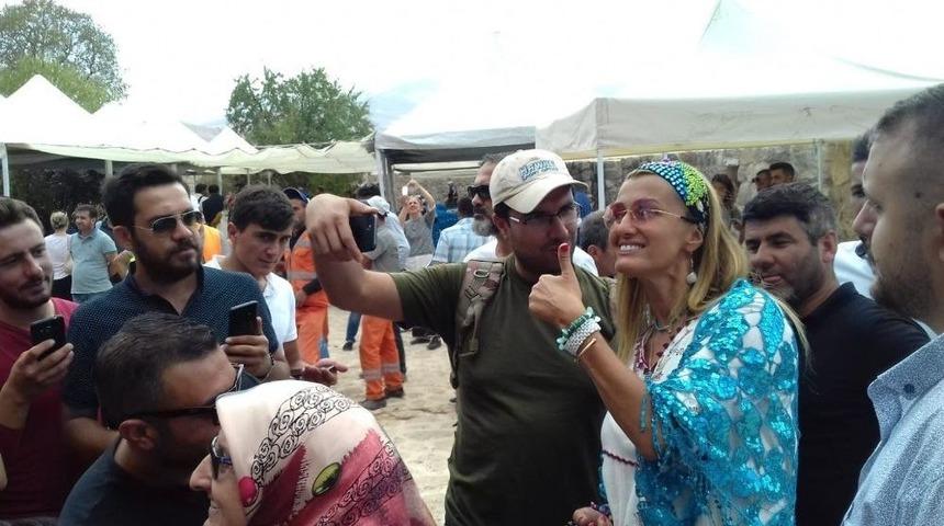 Ünlü Manken Akdamar Adası’nda