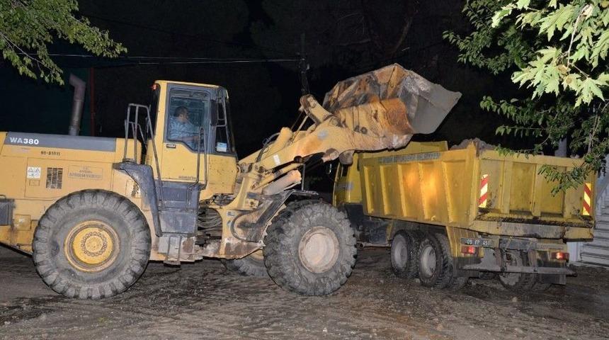 Büyükşehir Sel Felaketine Anında Müdahale Etti