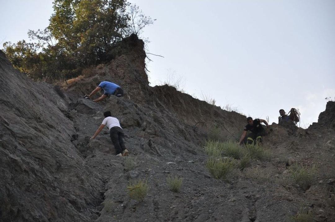 Yama&ccedil;ta Mahsur Kalan Genci İtfaiye Kurtardı