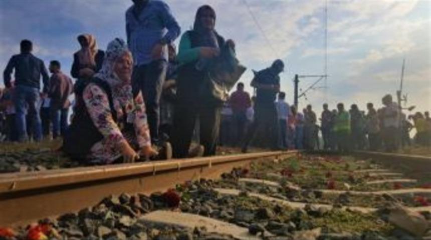 Tren Kazasında &Ouml;lenlerin Yakınları Tren Rayına Karanfil Bıraktı