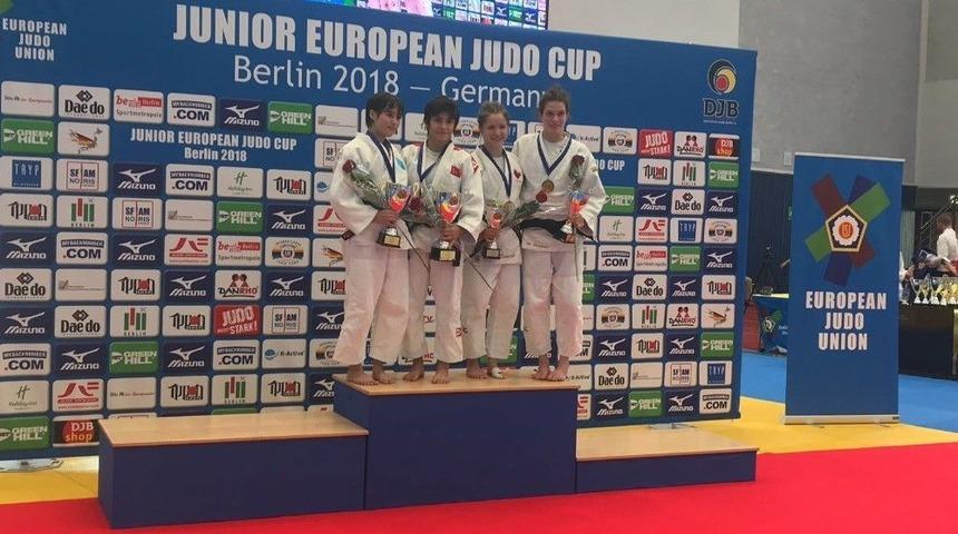 Kağıtsporlu Tuğ&ccedil;e Zirveyi Bırakmıyor