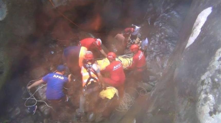 Ayağı Kayarak Kayalıklara Yuvarlanan Vatandaş Kurtarıldı