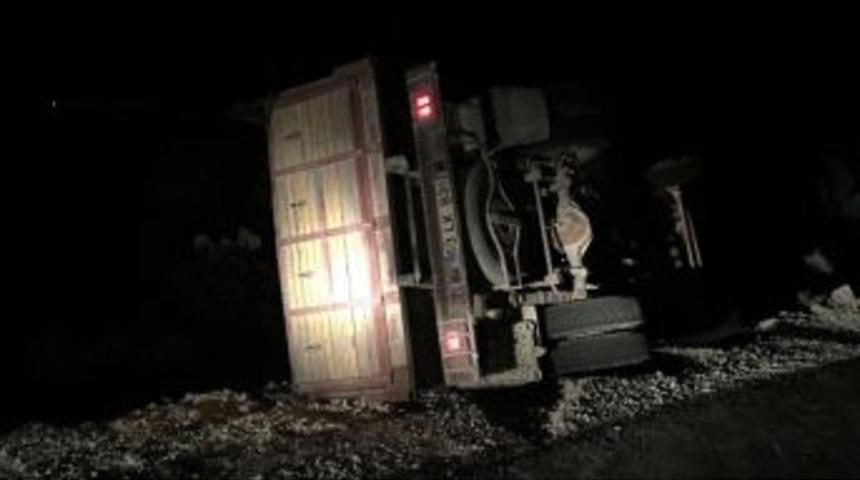 Tarım İş&ccedil;ilerini Taşıyan Kamyon Devrildi: 17 Yaralı