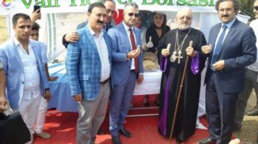 Van Ticaret Borsasından Ayin İ&ccedil;in Gelenlere Y&ouml;resel &Uuml;r&uuml;n İkramı
