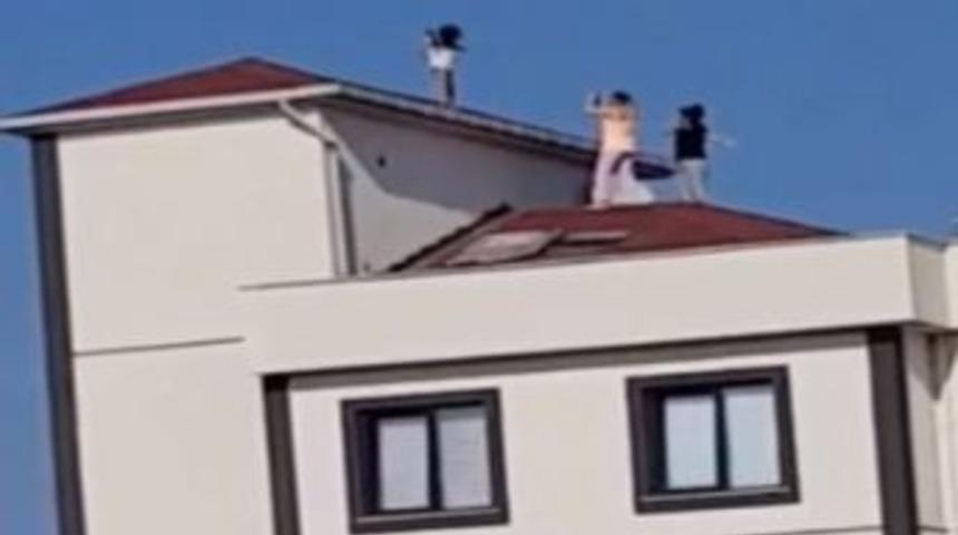 (&ouml;zel Haber) K&uuml;&ccedil;&uuml;k Bir Kızı Fotoğraf &Ccedil;ekmek İ&ccedil;in &Ccedil;atıya &Ccedil;ıkaran Sorumsuzlar Kamerada