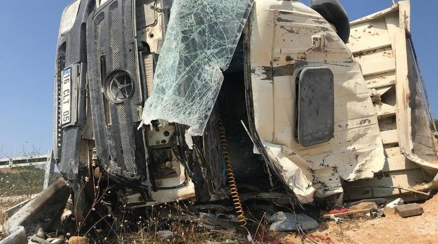 Bursa’da Kamyon Çelik Bariyerlere Çarptı: 1 Ölü