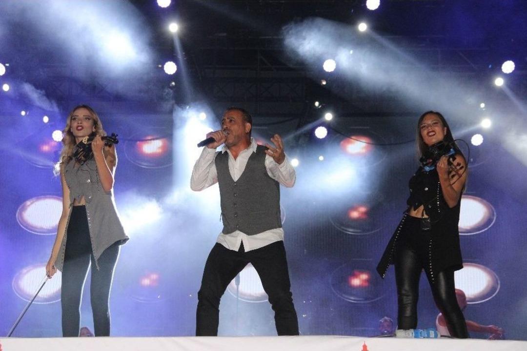 İzmir&rsquo;de Haluk Levent R&uuml;zgarı Esti