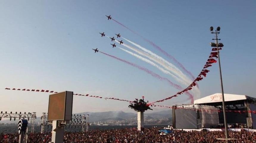 T&uuml;rk Yıldızları&rsquo;ndan İzmir&rsquo;de Nefes Kesen U&ccedil;uş