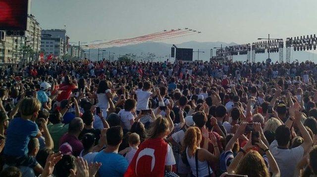 Türk Yıldızları’ndan İzmir’de Nefes Kesen Uçuş