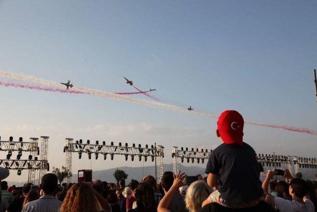 Türk Yıldızları’ndan İzmir’de Nefes Kesen Uçuş