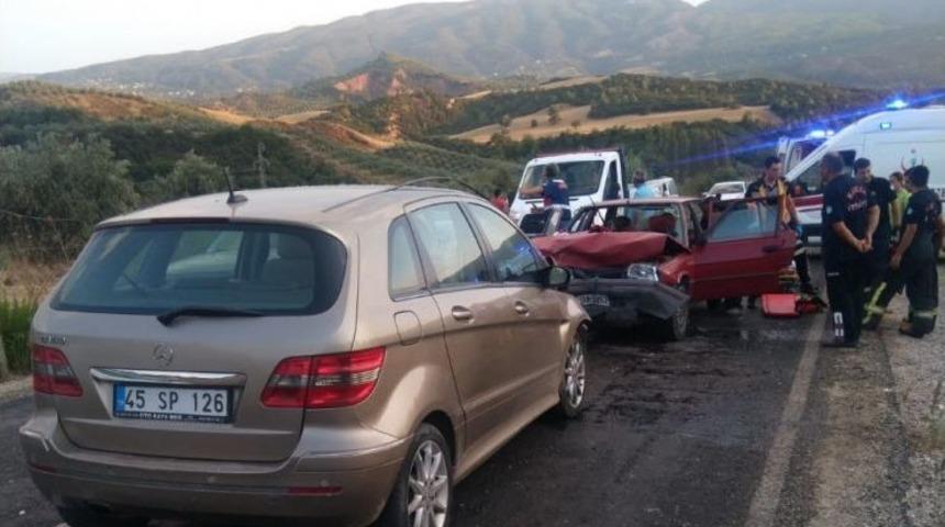 Manisa&rsquo;da İki Otomobil Kafa Kafaya &Ccedil;arpıştı: 8 Yaralı