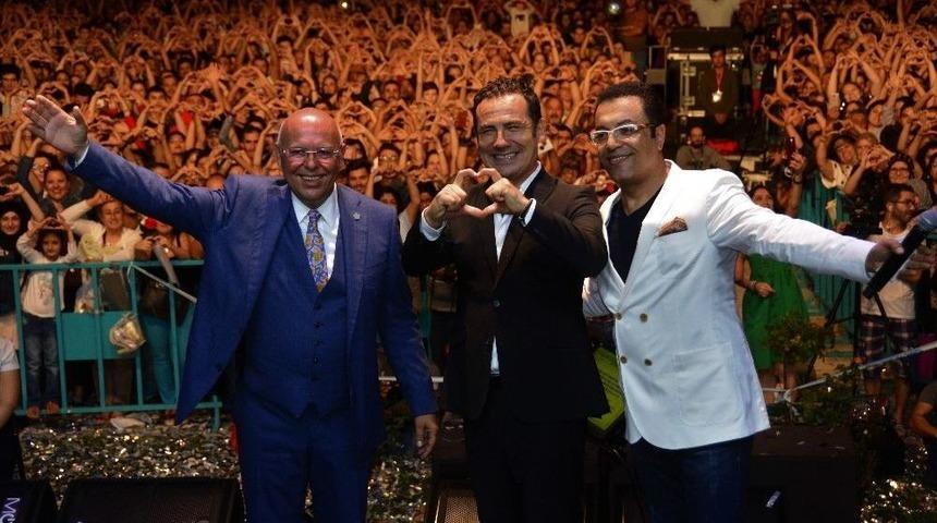 Aşk Şarkılarının Adamı Ferhat G&ouml;&ccedil;er, Unutulmaz Bir Gece Yaşattı