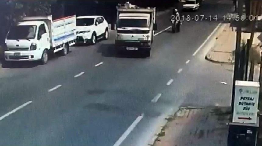 (&ouml;zel) İstanbul&rsquo;da Motosikletli Gen&ccedil; &Ccedil;iftin Yaşadığı Feci Kaza Kamerada