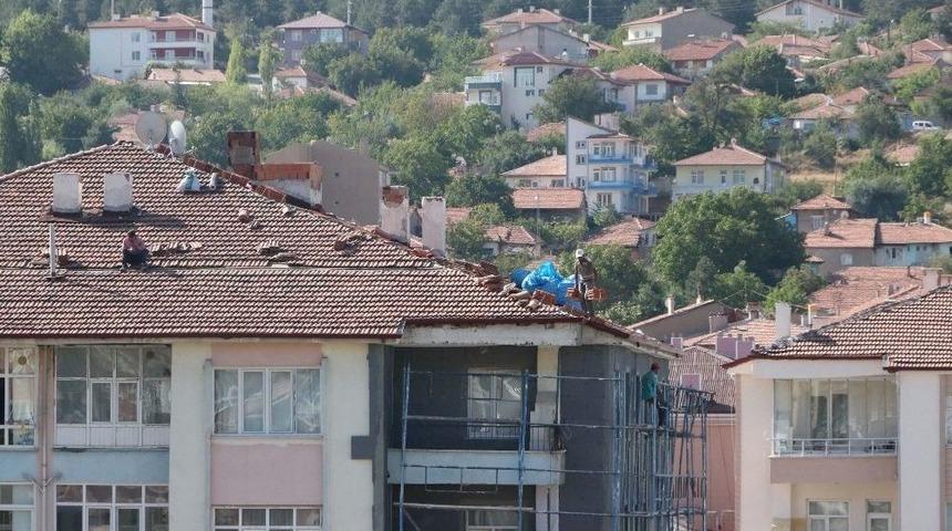 Tehlikeye Aldırış Etmeden &Ccedil;atı Aktardılar