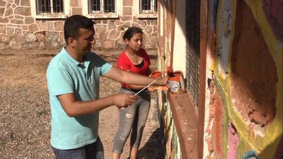 Fedakar &Ouml;ğretmenler Duvar Boyayıp, Kapı Pencere Sildi