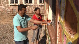 Fedakar Öğretmenler Duvar Boyayıp, Kapı Pencere Sildi