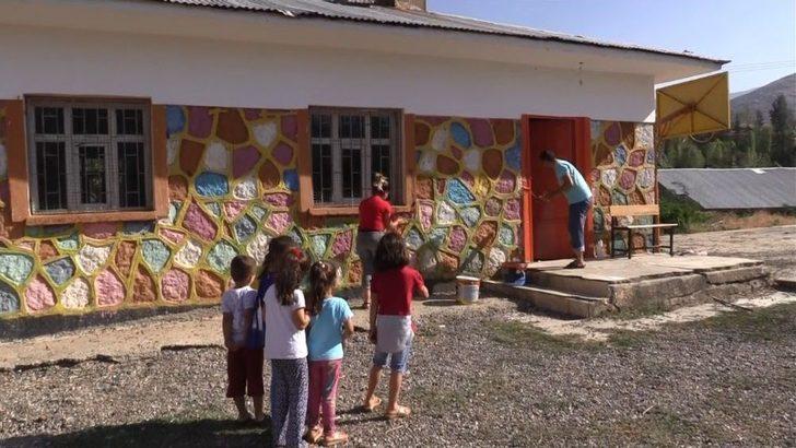 Fedakar Öğretmenler Duvar Boyayıp, Kapı Pencere Sildi G1