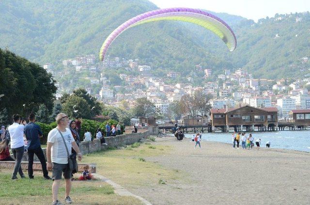 Turistlerin Yamaç Paraşütü Keyfi