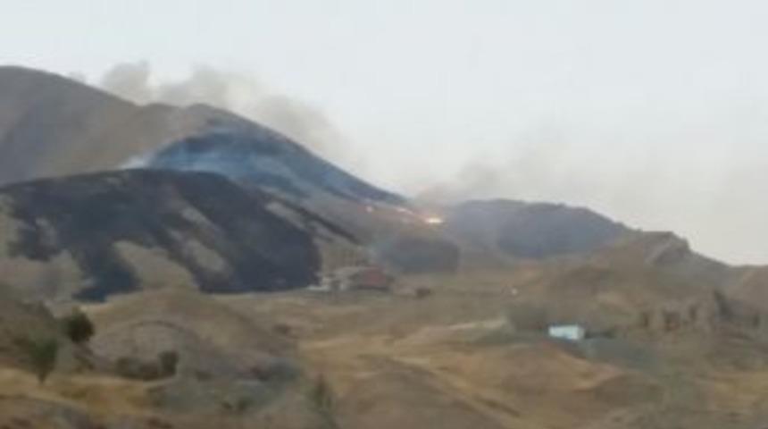 Hakkari&rsquo;de Anız Yangını Korkuttu