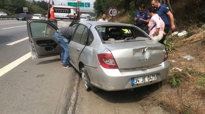 Tem Otoyolunda Otomobil Yol Kenarına Devrildi: 1 Yaralı