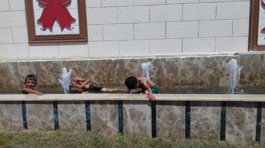 Hakkari&rsquo;deki Sıcaklar &Ccedil;ocukları Bunalttı