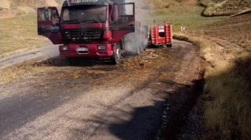 Saman Yüklü Kamyon Yandı