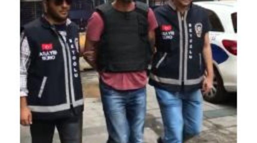 Beyoğlu&rsquo;nda Travestinin Boğazını Keserek &Ouml;ld&uuml;ren Zanlı, Yakalanarak Adliyeye Sevk Edildi