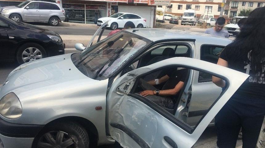 Direksiyon Hakimiyetini Kaybederek Direğe Çarpan Şoför Araçta Sıkıştı