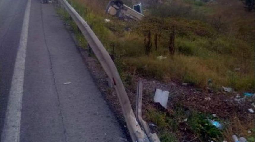 Otomobil Şarampole Yuvarlandı, Kazada Baba Ve 4 Çocuğu Yaralandı