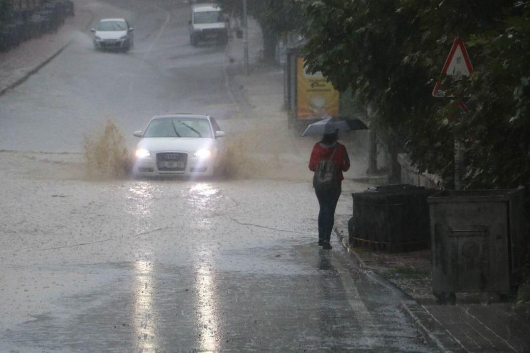 Aniden Bastıran Yağmur Yolları G&ouml;le &Ccedil;evirdi