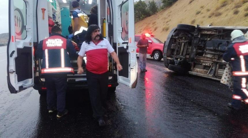 Tarım İş&ccedil;ilerini Taşıyan Minib&uuml;s Devrildi: 7 Yaralı