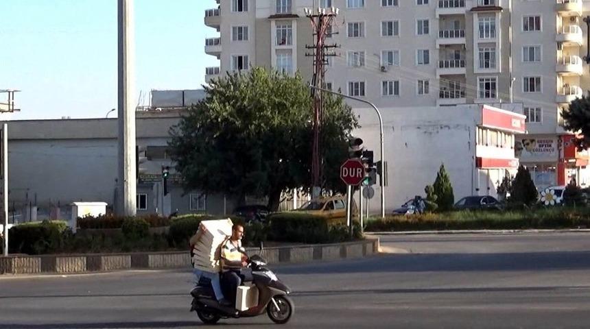 Motosikletle Yük Ve Eşya Taşıyorlar