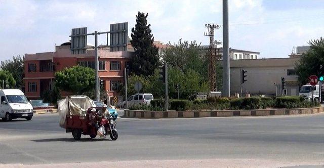 Motosikletle Yük Ve Eşya Taşıyorlar