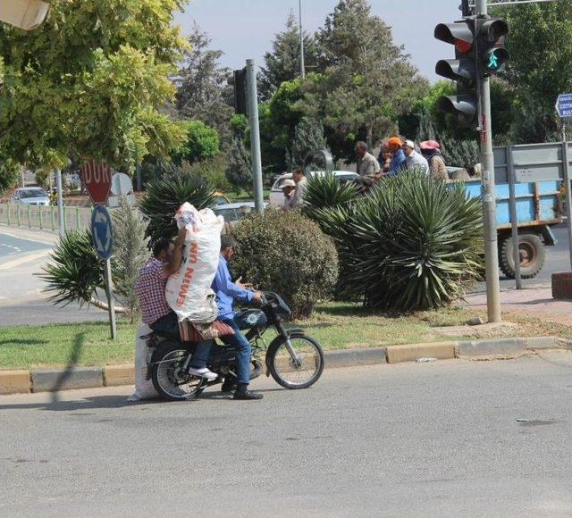 Motosikletle Yük Ve Eşya Taşıyorlar