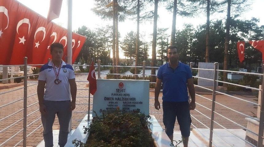 Batuhan G&uuml;m&uuml;ş Madalyasıyla Şehit &Ouml;mer Halisdemir&rsquo;in Kabrini Ziyaret Etti