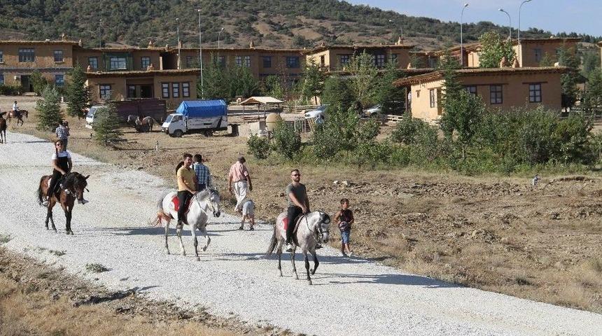 Sanat&ccedil;ıların K&ouml;y&uuml;nde Rahvan Atlar Yarıştı