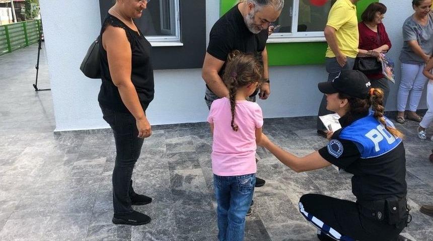 Polislerden Yeni Eğitim Ve &Ouml;ğretime Başlayan &Ouml;ğrencilere Hediye