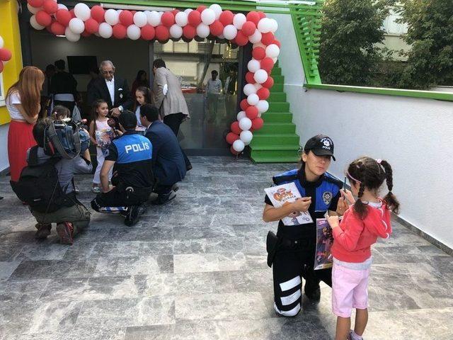 Polislerden Yeni Eğitim Ve Öğretime Başlayan Öğrencilere Hediye