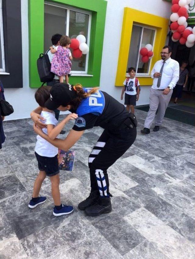 Polislerden Yeni Eğitim Ve Öğretime Başlayan Öğrencilere Hediye